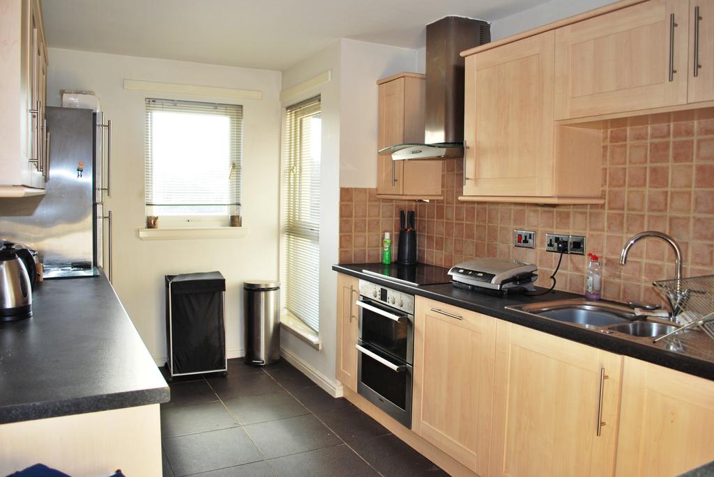 56 Nasmyth Avenue, Bearsden, Glasgow G61 4SQ 3 bed flat £950 pcm (£