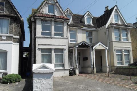 2 bedroom flat to rent, Ellis Road, Clacton-on-Sea, Essex, CO15 1EX