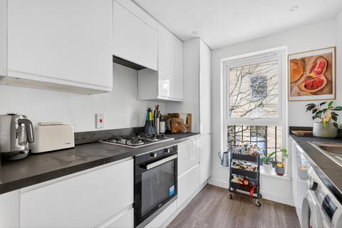 2 bedroom flat to rent, Gainsford Street, London