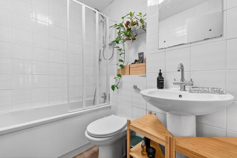 2 bedroom flat to rent, Gainsford Street, London