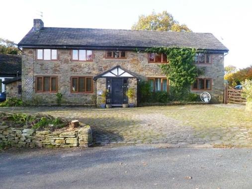 Holmes Barn Farm Back Lane Heath Charnock Nr Chorley Pr6 2 Bed
