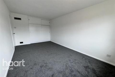 2 bedroom flat to rent, Braithwaite Court, Luton