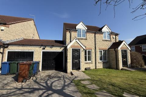 2 bedroom mews to rent, Maple Close, Kendray