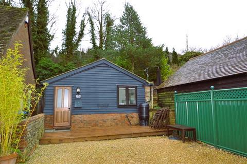 2 bedroom detached bungalow to rent, Houghton Bridge, West Sussex BN18