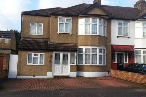 3 bedroom flat to rent, Inglehurst Gardens, Ilford, IG4 5HA