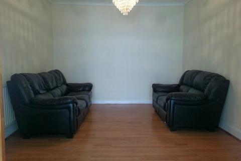 3 bedroom flat to rent, Inglehurst Gardens, Ilford, IG4 5HA