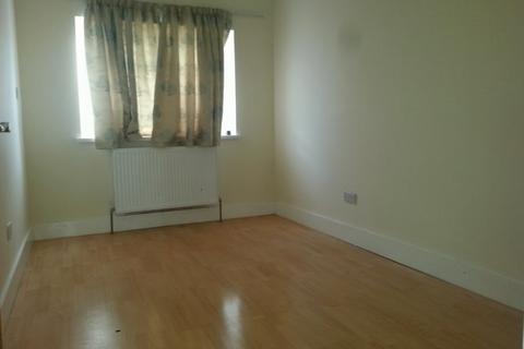 3 bedroom flat to rent, Inglehurst Gardens, Ilford, IG4 5HA