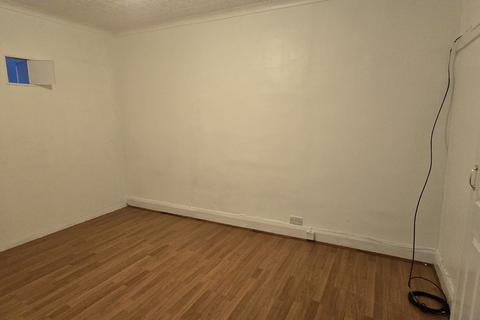 3 bedroom flat to rent, Inglehurst Gardens, Ilford, IG4 5HA