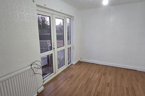 3 bedroom flat to rent, Inglehurst Gardens, Ilford, IG4 5HA