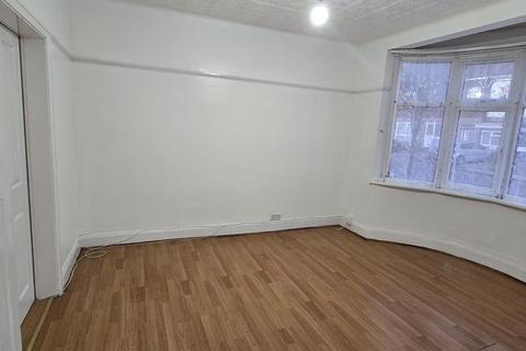 3 bedroom flat to rent, Inglehurst Gardens, Ilford, IG4 5HA