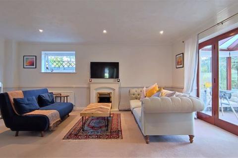 3 bedroom semi-detached house to rent, Riverdale, Farnham