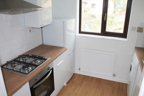 2 bedroom flat to rent, Commodore Croft, HU1