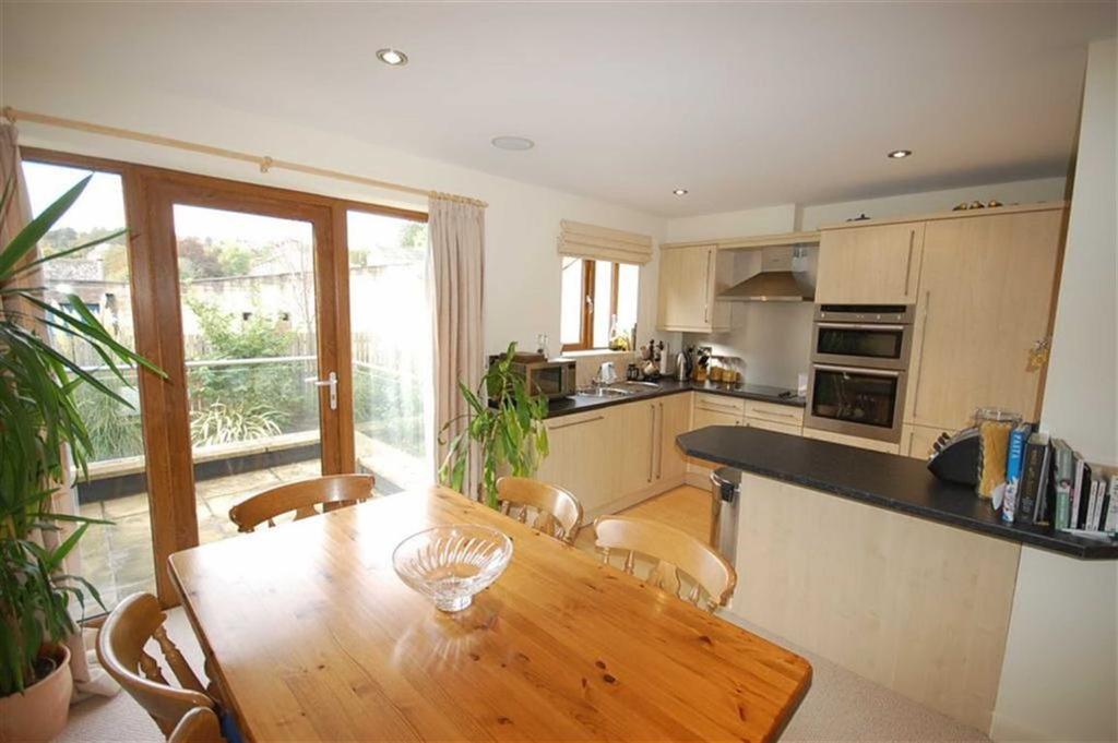 Victoria Mills, Holmfirth, HD9 3 bed terraced house £925 pcm (£213 pw)