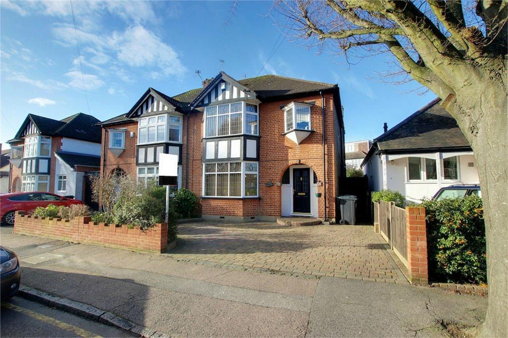 Brooklyn Avenue, Loughton, Essex 3 bed semidetached house £680,000