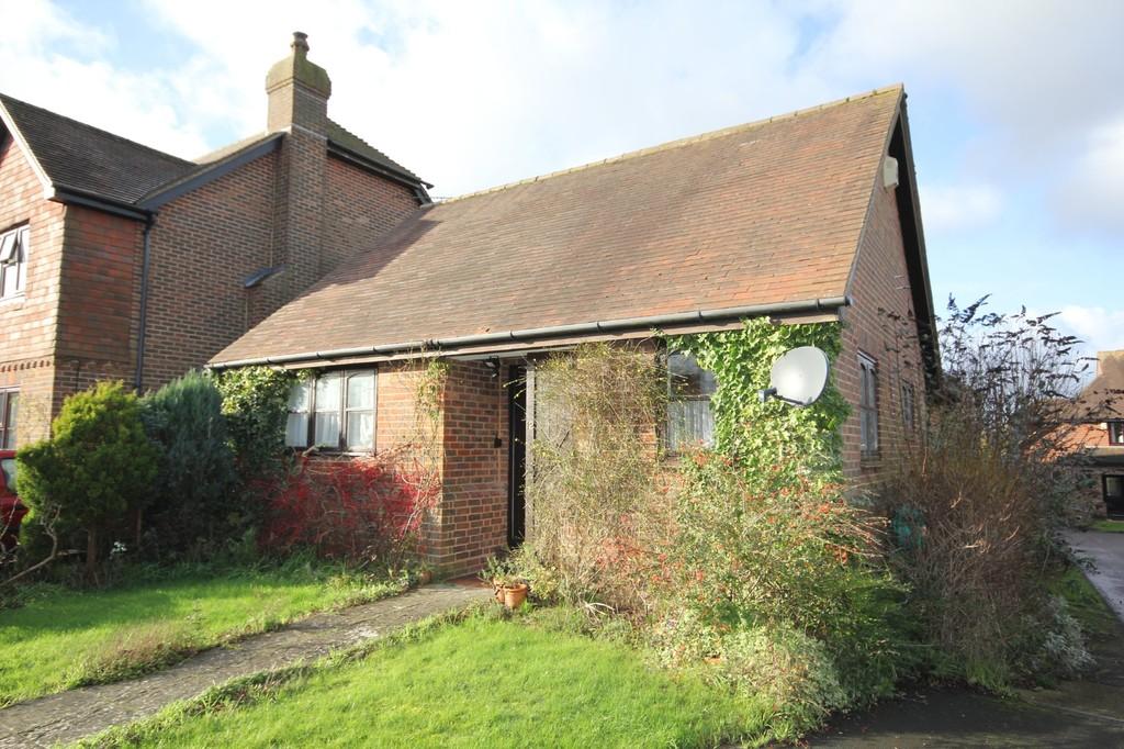Court Meadow, Rotherfield 2 bed detached bungalow £295,000