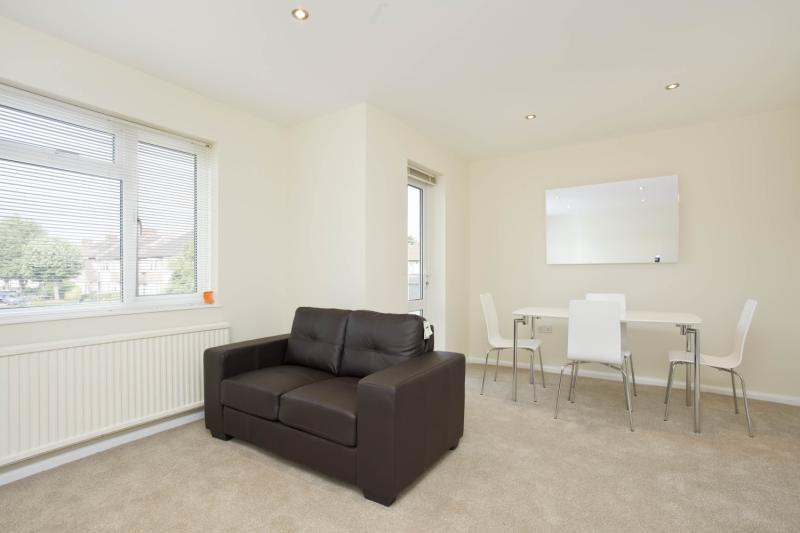 Vines Avenue, Finchley Central, N3 2 bed flat £1,400 pcm (£323 pw)
