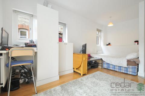 Studio to rent, North End Road, Golders Green NW11