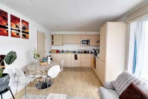 2 bedroom flat to rent, Western Gateway, E16