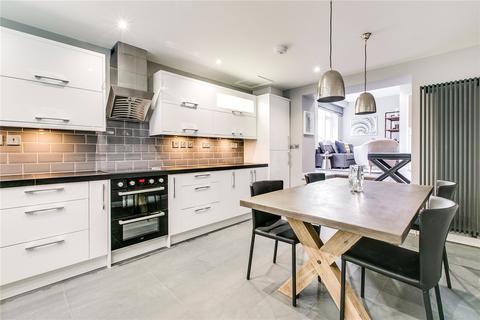 3 bedroom maisonette to rent, Rostrevor Mews, London