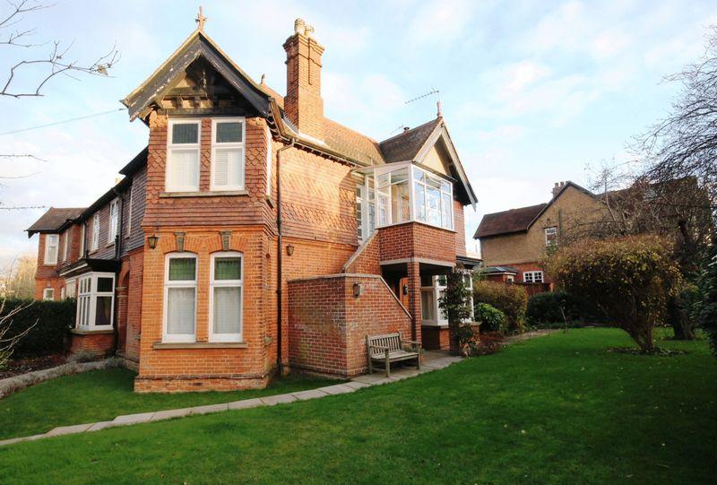 Rothes Road, Dorking 3 bed apartment £1,750 pcm (£404 pw)