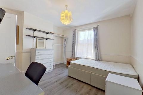 4 bedroom semi-detached house to rent, Guildford Park Road, Guildford