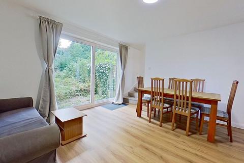 4 bedroom terraced house to rent, Guildford Park Avenue, Guildford, GU2 7NN