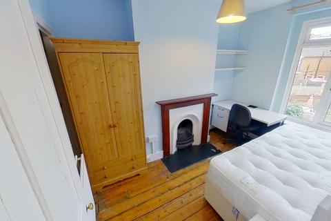 2 bedroom terraced house to rent, Guildford Park Road, Guildford, GU2 7ND.