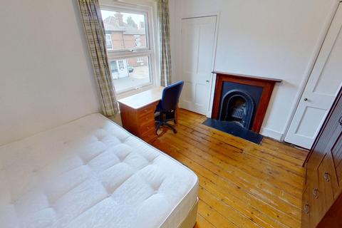2 bedroom terraced house to rent, Guildford Park Road, Guildford, GU2 7ND.