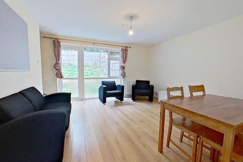 Guildford Park Avenue, Guildford, Surrey, GU2 7NH