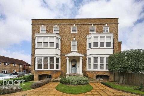 1 bedroom apartment to rent, Russell Road, Shepperton