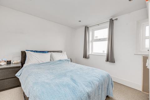 2 bedroom flat to rent, Lindore Road, London