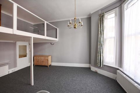 Studio to rent, Compayne Gardens, South Hampstead NW6