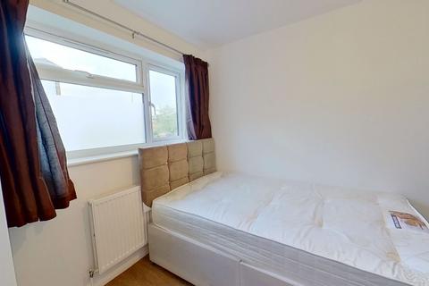 6 bedroom terraced house to rent, Guildford Park Avenue, Guildford, GU2 7NL