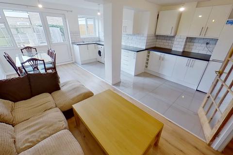 4 bedroom terraced house to rent, Guildford Park Avenue, Guildford, GU2 7NN