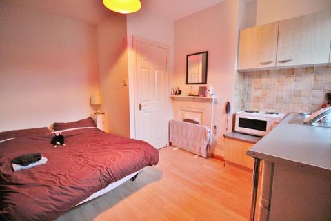 Studio to rent, High Road, Whetstone N20