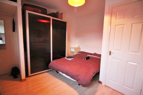 Studio to rent, High Road, Whetstone N20