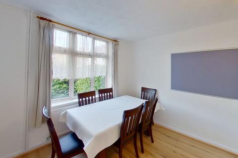 6 bedroom semi-detached house to rent, The Chase, Guildford. GU2 7UB