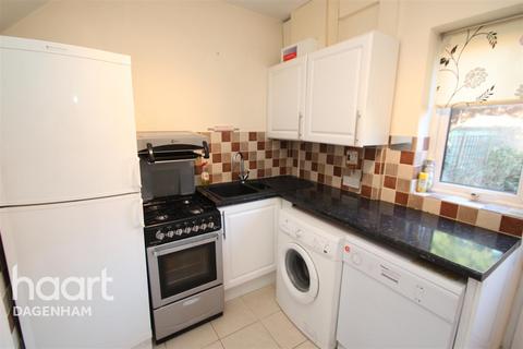 2 bedroom terraced house to rent, Dagenham, RM10