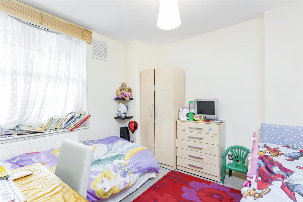 Longford Court,Emlyn Gardens263-bed-32.jpg