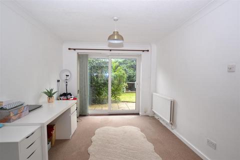 3 bedroom semi-detached house to rent, Aldeburgh Way, Chelmsford