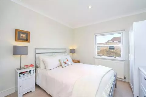 2 bedroom apartment to rent - View 4