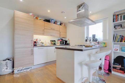3 bedroom flat to rent, Bede Square, London