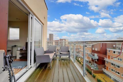 3 bedroom flat to rent, Bede Square, London