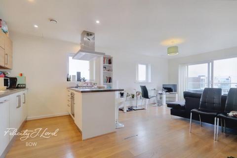 3 bedroom flat to rent, Bede Square, London
