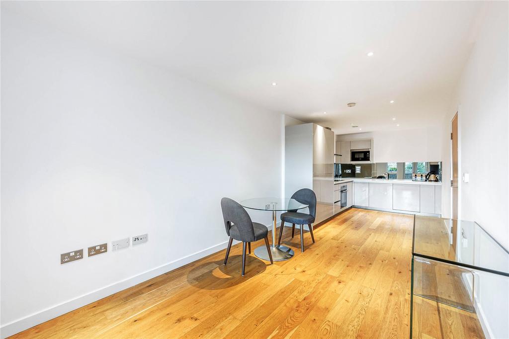 Apartment in Shepherds Bush - View 3