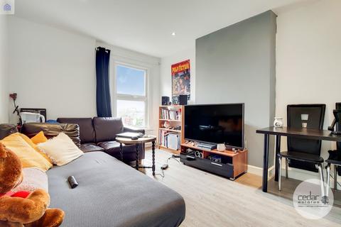 2 bedroom flat to rent, Finchley Road, West Hampstead NW3