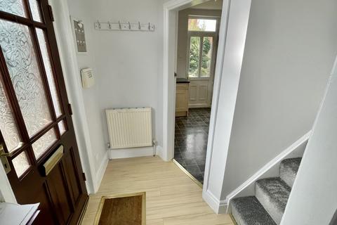 3 bedroom semi-detached house to rent, Queens Drive, Barnsley, S75