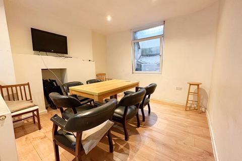 7 bedroom end of terrace house to rent, Magdalen Street, Exeter