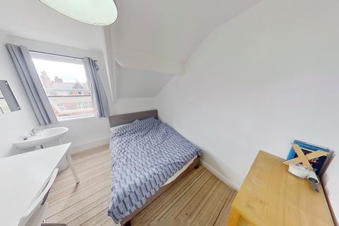 7 bedroom house to rent, Estcourt Avenue, Headingley, Leeds