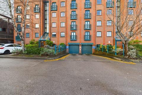 2 bedroom apartment to rent, 108  Wharton Court,